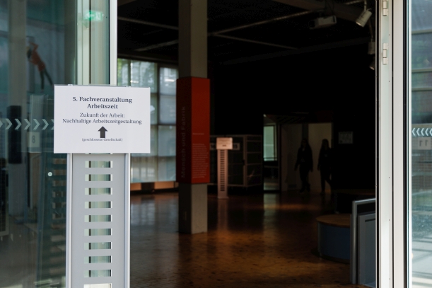 Hinweisschild: 5. Fachveranstaltung "Zukunft der Arbeit - Nachhaltige Arbeitszeitgestaltung" am 02.06.2023 (© Andreas Wahlbrink)  Hinweisschild: 5. Fachveranstaltung "Zukunft der Arbeit - Nachhaltige Arbeitszeitgestaltung" am 02.06.2023