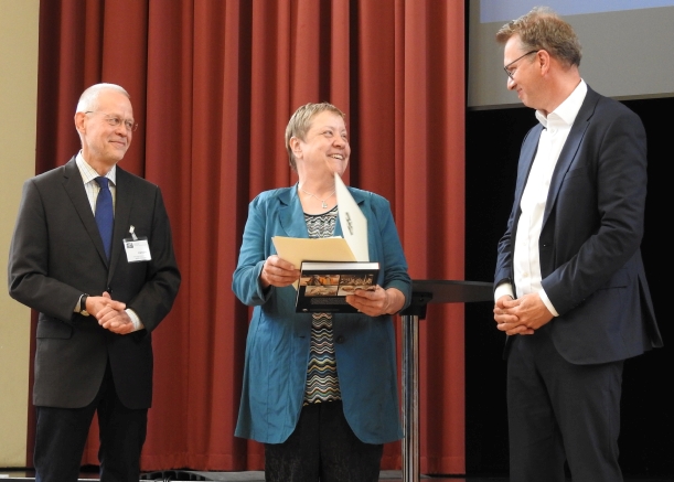 Dr. Gisela Martens - Preisträgerin des 2023 verliehenen ABAS-Ehrenpreises (v.l.n.r. Prof. Dr. Dr. Peter Kämpfer, Dr. Gisela Martens, Peer-Oliver Villwock) (© Ruth Schlüngermann / BMAS)  Dr. Gisela Martens - Preisträgerin des 2023 verliehenen ABAS-Ehrenpreises (v.l.n.r. Prof. Dr. Dr. Peter Kämpfer, Dr. Gisela Martens, Peer-Oliver Villwock)