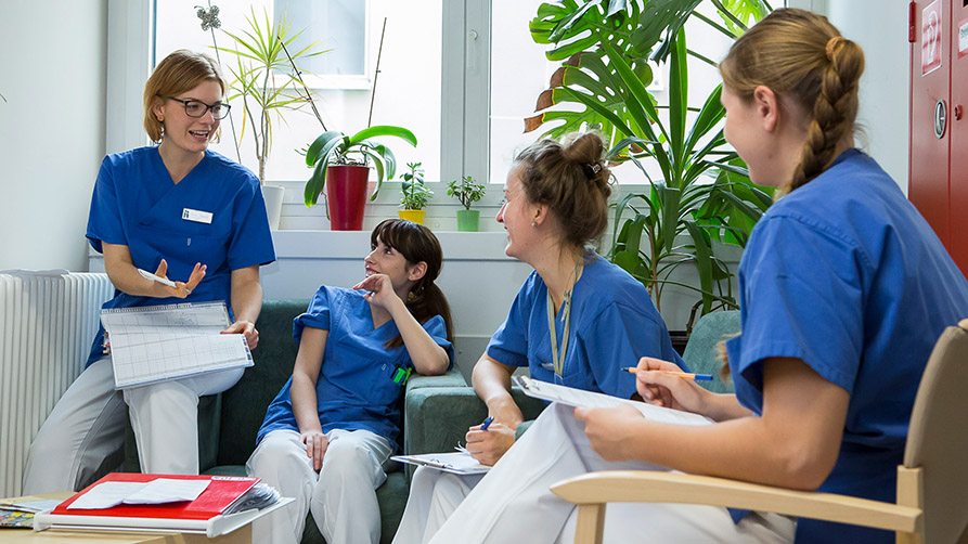 Arbeitsübergabe im Schwesternzimmer einer Pflegestation