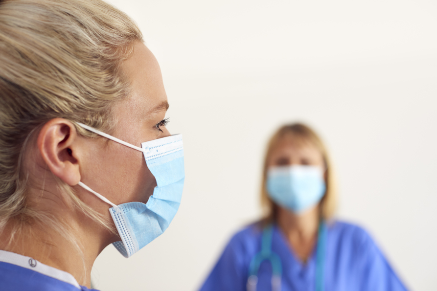 Zwei Frauen mit medizinischer Mund-Nasen-Bedeckung