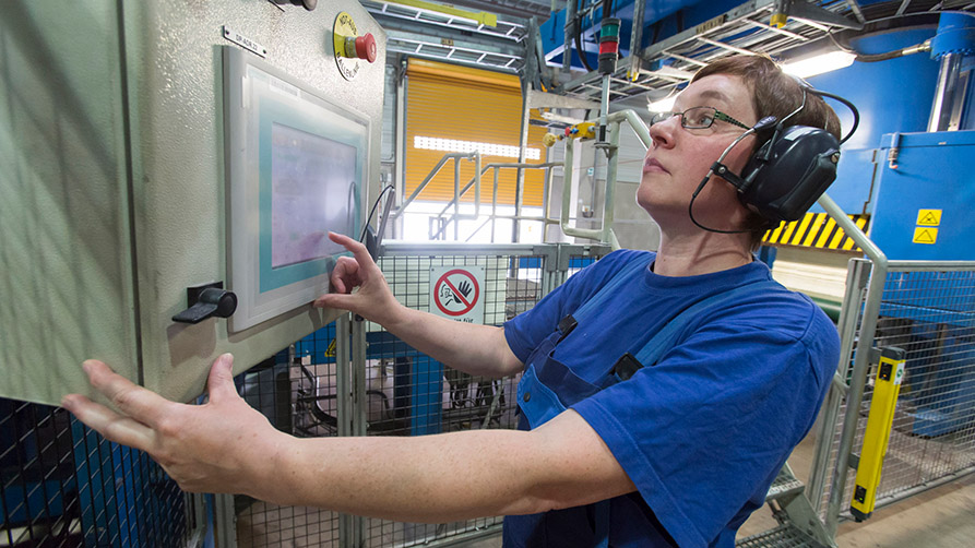 Arbeiterin in einem Zellstoffwerk