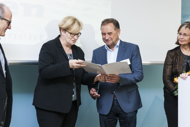 Anette Kramme (Parlamentarische Staatssekretärin im BMAS) übereicht Urkunde an Klaus Schavan (Stadt Aachen)