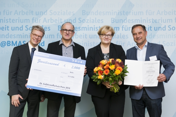 Martin Au (Ministerium für Soziales und Integration - Hessen), Rolf Lenzen-Gasper (Stadt Aachen), Anette Kramme (BMAS), Klaus Schavan (Stadt Aachen) präsentieren Gewinnerscheck und Urkunde