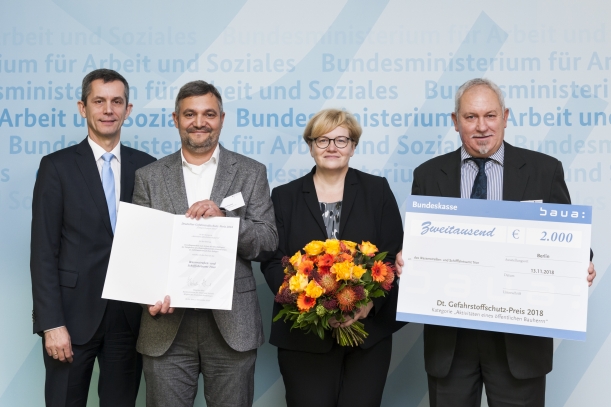 Thomas von der Heyden (DGUV - Institut für Arbeitsschutz), Norbert Fischer (WSA Trier), Anette Kramme (BMAS) und Albert Schöpflin (WSA Trier) präsentieren Gewinnerscheck und Urkunde