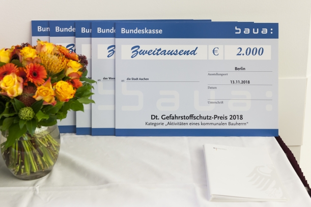 Schecks für die Gewinner des 12. Deutschen Gefahrstoffschutzpreises